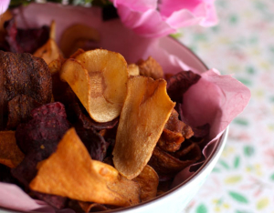Coloratissime chips di verdure al forno