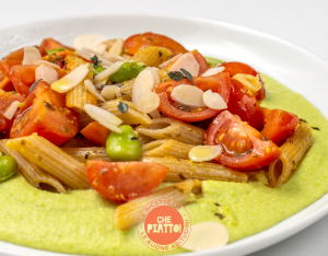 Pasta integrale con pomodorini alla maggiorana, crema di fave e mandorle
