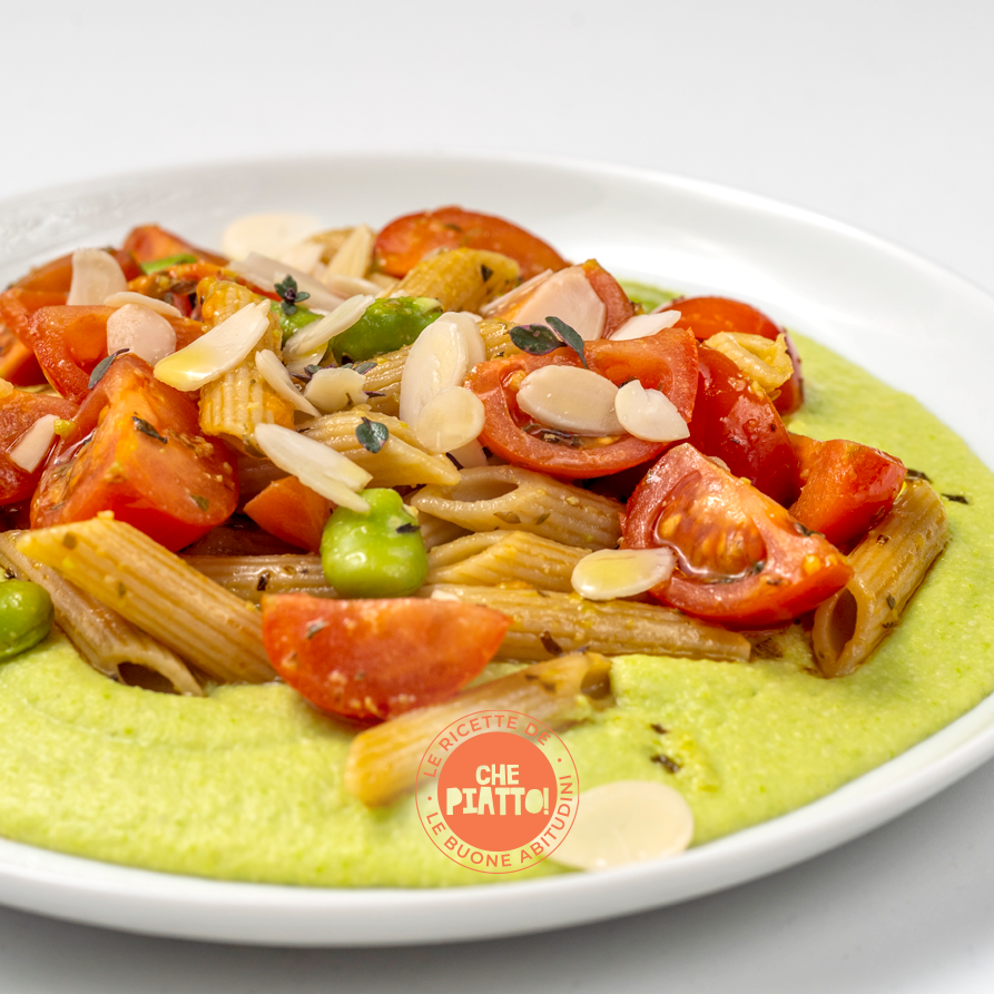 Pasta integrale con pomodorini alla maggiorana, crema di fave e mandorle