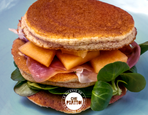 Pancakes salati con melone, prosciutto crudo e valeriana