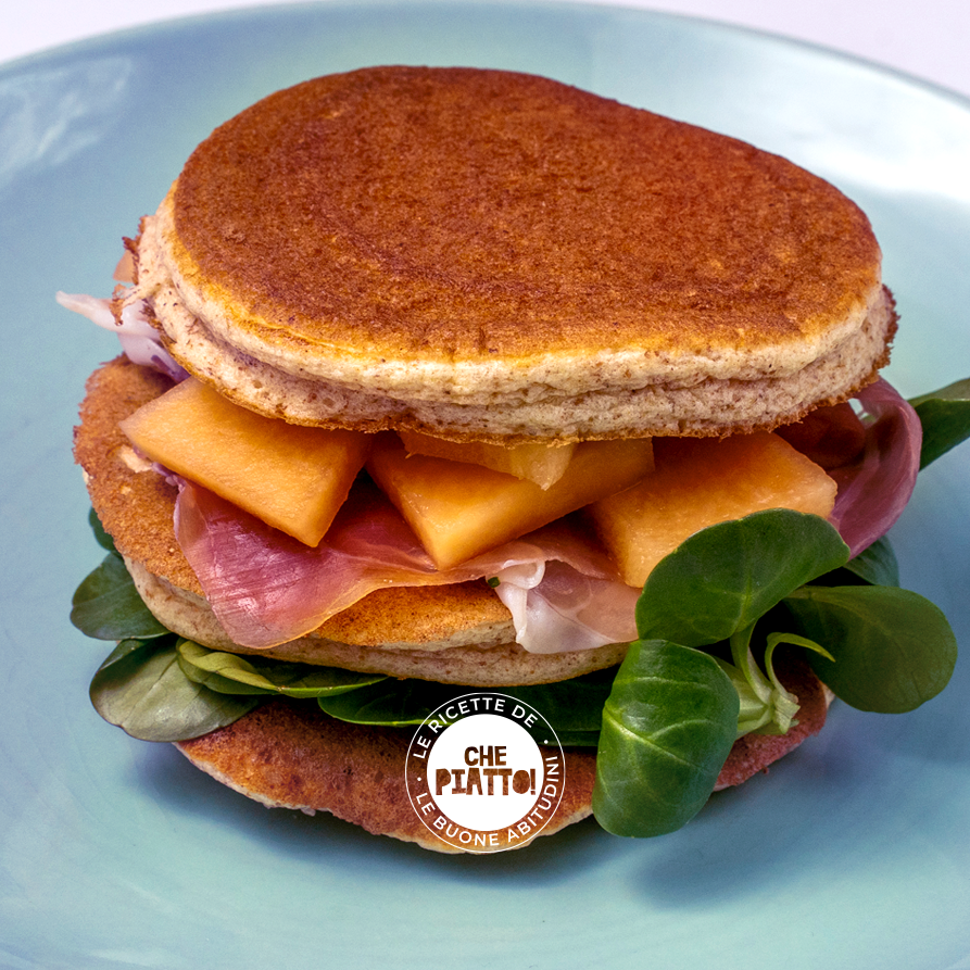Pancakes salati con melone, prosciutto crudo e valeriana