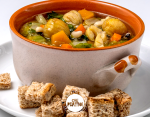 Zuppa autunnale con scarola, castagne e fagioli all'occhio