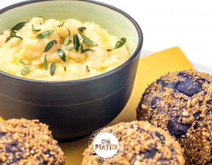 Polpette di cavolo cappuccio viola, patate e timo su crema di ceci e sedano rapa
