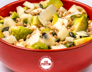 Insalata tiepida di farro con cavoletti di Bruxelles, pere, scaglie di parmigiano e semi di zucca